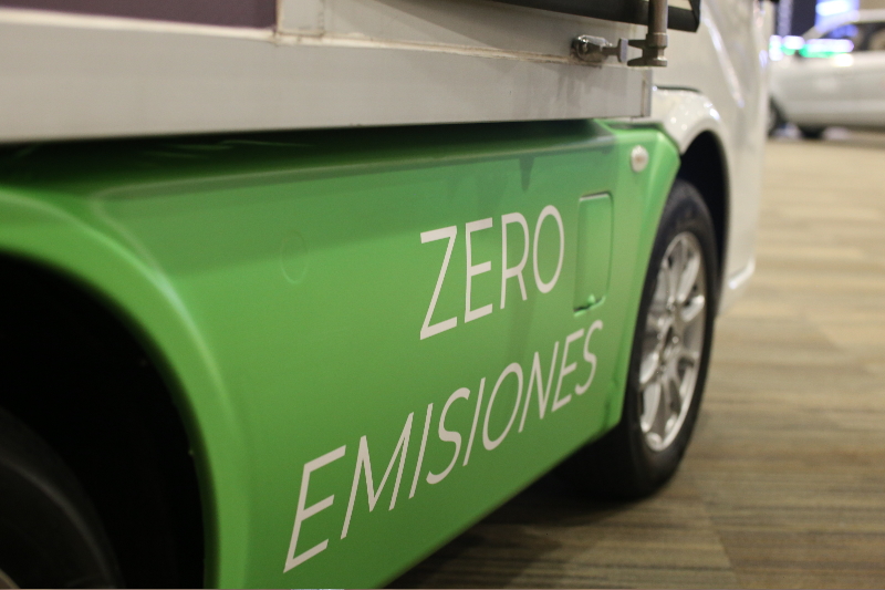 Fotografía de detalle de auto eléctrico cero emisiones