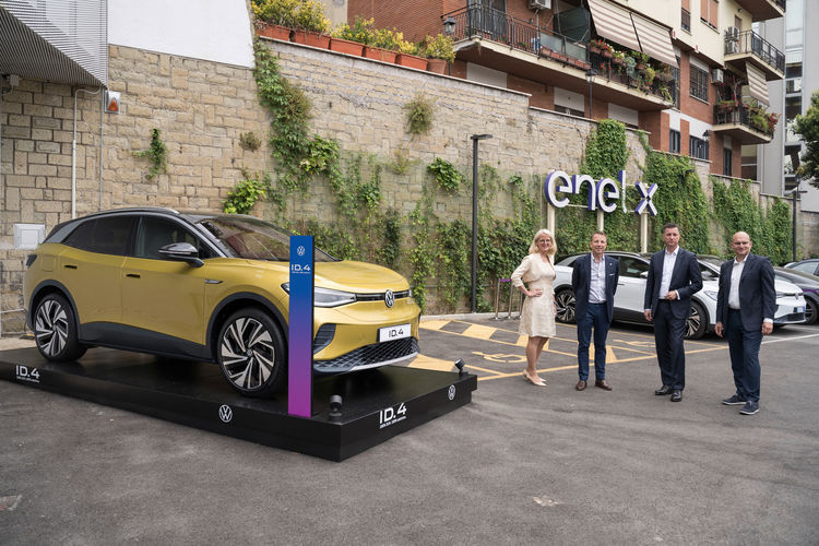 Volkswagen y Enel X forman alianza para instalar 3.000 puntos de carga ultrarrápida en Italia