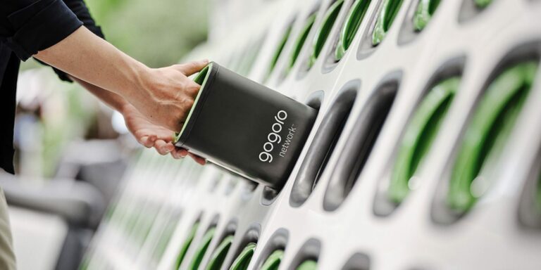 Una red de intercambio de baterías inteligentes y motos eléctricas: Presentamos a Gogoro