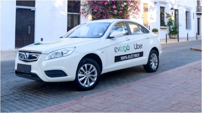 Uber y Evergo se unen para poner en marcha 20 vehículos eléctricos en Santo Domingo