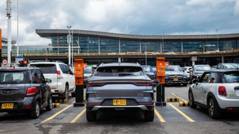 Celsia y Aeropuerto El Dorado instalan primer punto de carga para vehículos eléctricos en el terminal