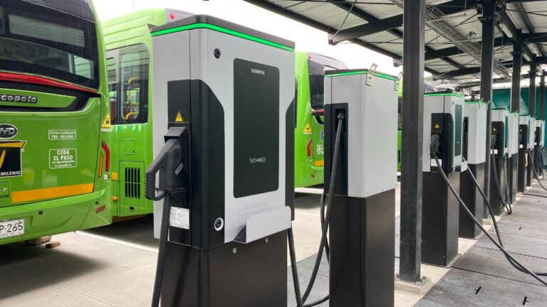 Siemens entregó infraestructura de carga del Centro Logístico Green Móvil