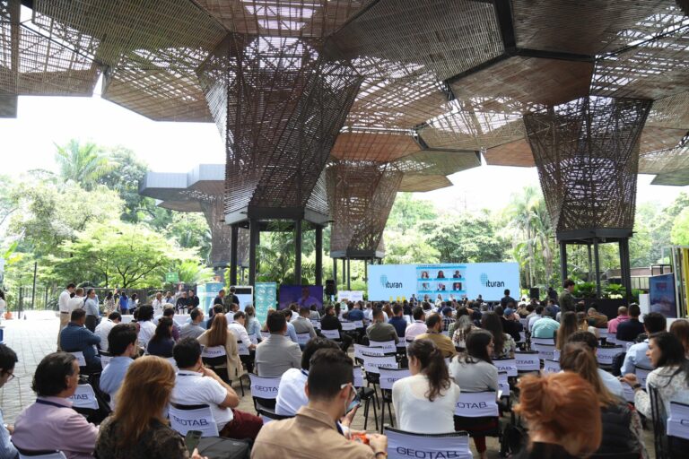 A casa llena: Más de 600 asistentes, paneles de alto nivel, exhibiciones y generación de inversiones sostenibles en el Latam Mobility Colombia 2022