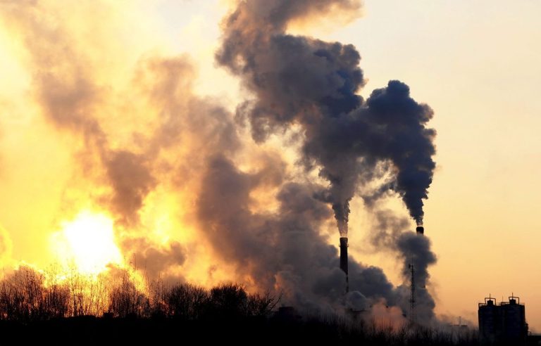 AIE: Electromovilidad y energías renovables desaceleran aumento de emisiones de CO2 en 2022