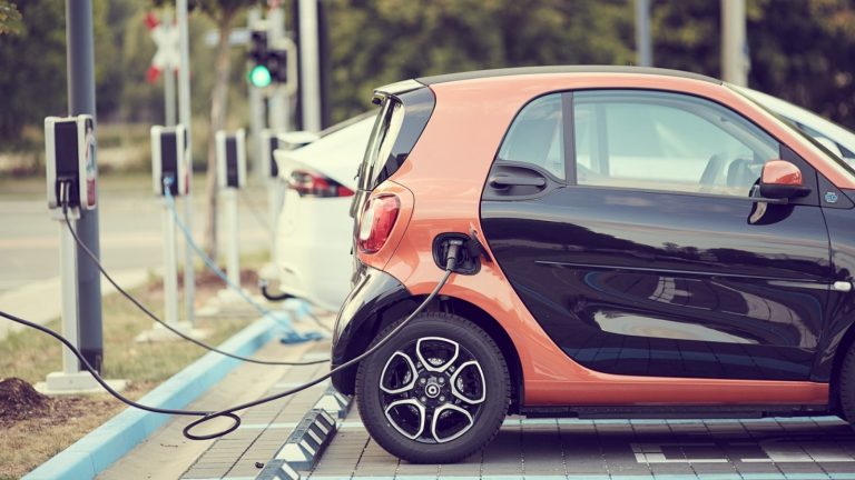 Empresa canadiense se reúne con autoridades para instalar fábrica de vehículos eléctricos en Argentina