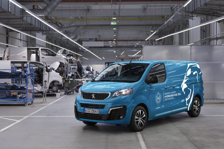 Alianza estratégica entre Stellantis y Qinomic electrificará vehículos comerciales ligeros