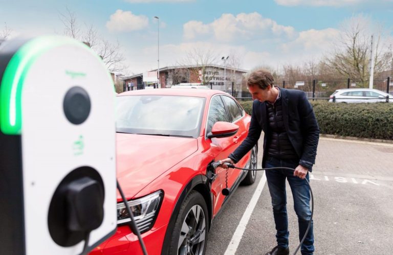 Schneider Electric instala puntos de carga gratis en centros comerciales de Argentina