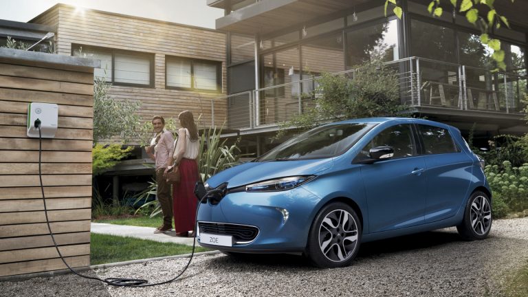 Renault desarrolla cargador bidireccional que permitirá devolver energía almacenada en baterías