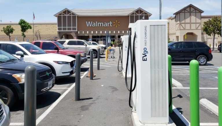 Walmart anuncia gran red de cargadores eléctricos a bajo costo