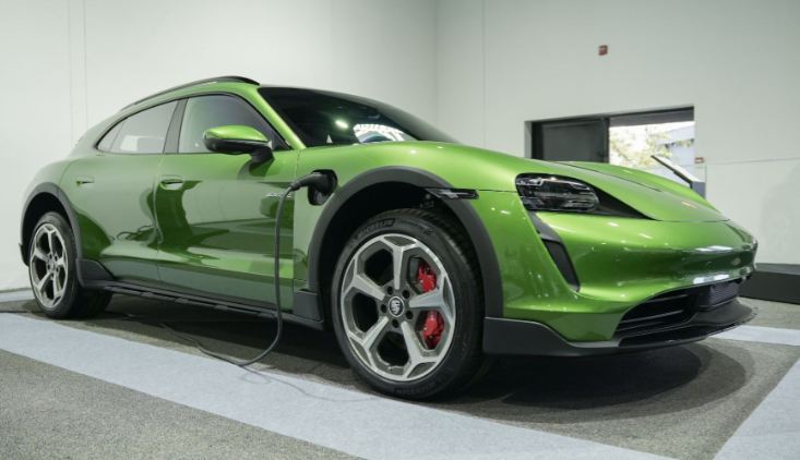 Coches eléctricos de Porsche brillan en el Salón del Automóvil de Bogotá