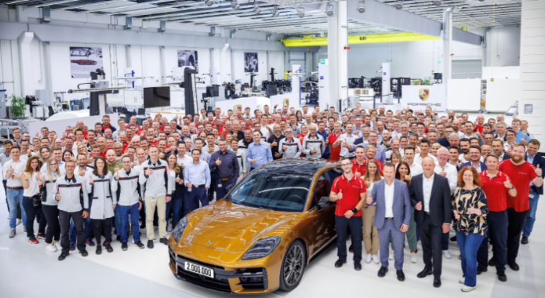 El Turbo E-Hybrid se convierte en el vehículo número dos millones producido por Porsche en Leipzig
