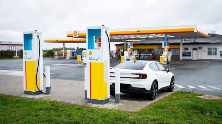 Shell cerrará 1.000 estaciones de combustible para invertir en cargadores eléctricos