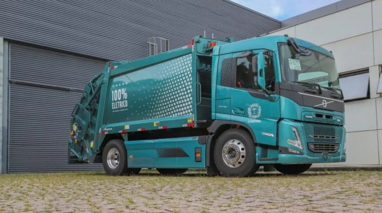 Curitiba fortalece serviço de limpeza da cidade com caminhão elétrico Volvo