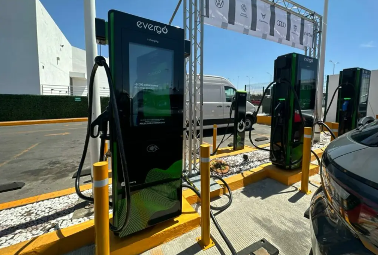 Evergo y Volkswagen inauguran primera estación de carga en la autopista de Ciudad de México a Querétaro