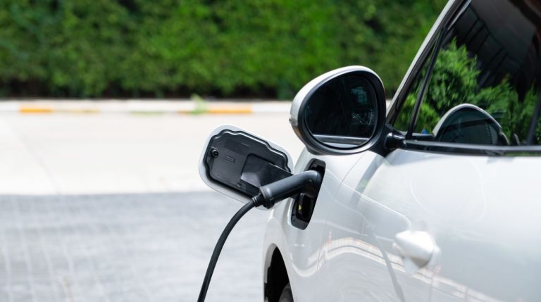 Geotab: Lo que no debes hacer al conducir tu vehículo eléctrico en verano