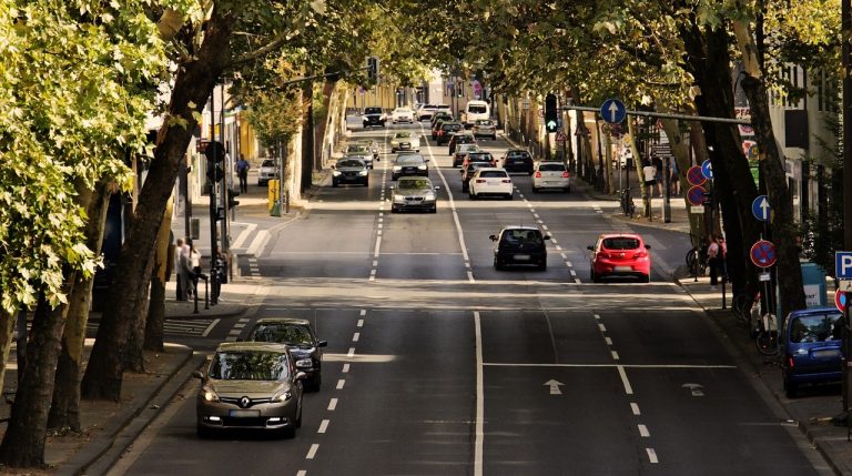 Comisión Europea mantiene aranceles de hasta 37% a vehículos eléctricos chinos