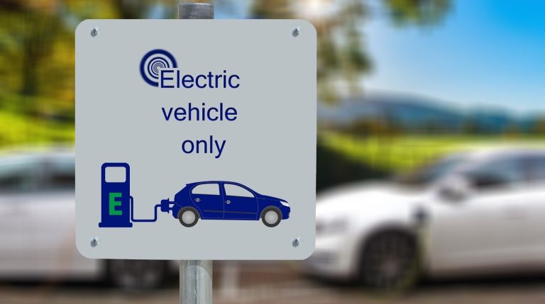 Se requiere mayor agresividad en materia de vehículos eléctricos para ser cero emisiones en 2050, según la AIE