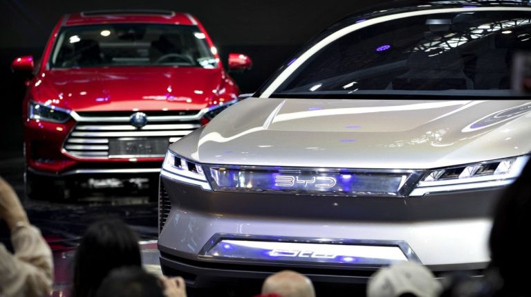Unión Europea no cede y aumenta aranceles a vehículos eléctricos chinos