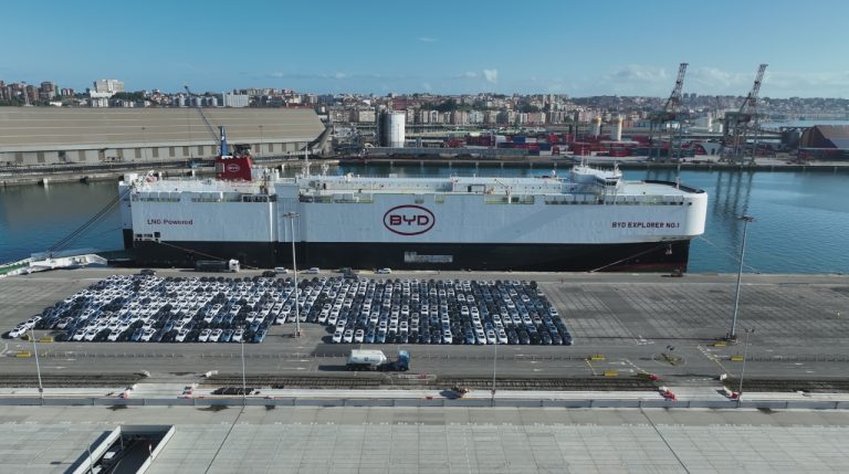 1.000 unidades del BYD Seal U DM-i llegan a España en el mega barco del fabricante