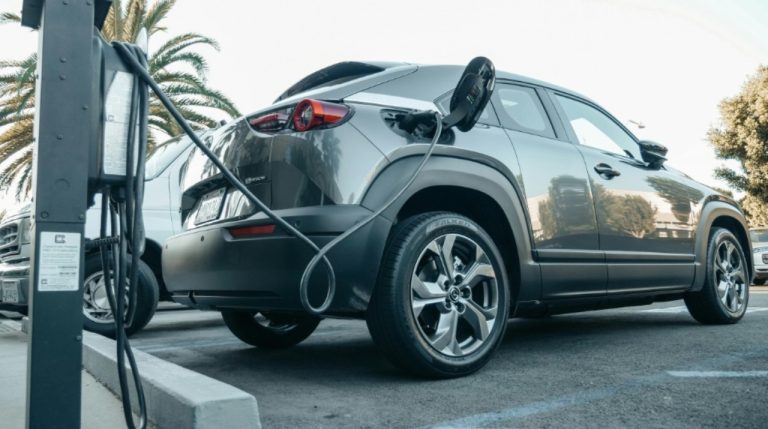 Consejos de Geotab para conducir tu vehículo eléctrico en verano