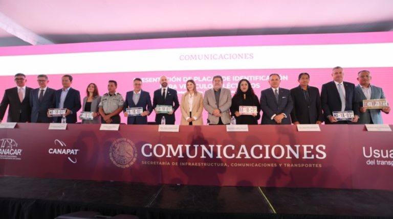 México presenta nuevas placas para vehículos eléctricos