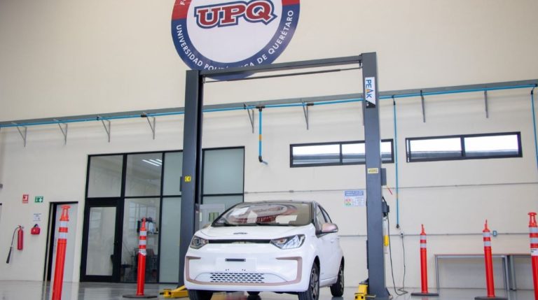 México: Universidad de Querétaro recibe automóvil eléctrico