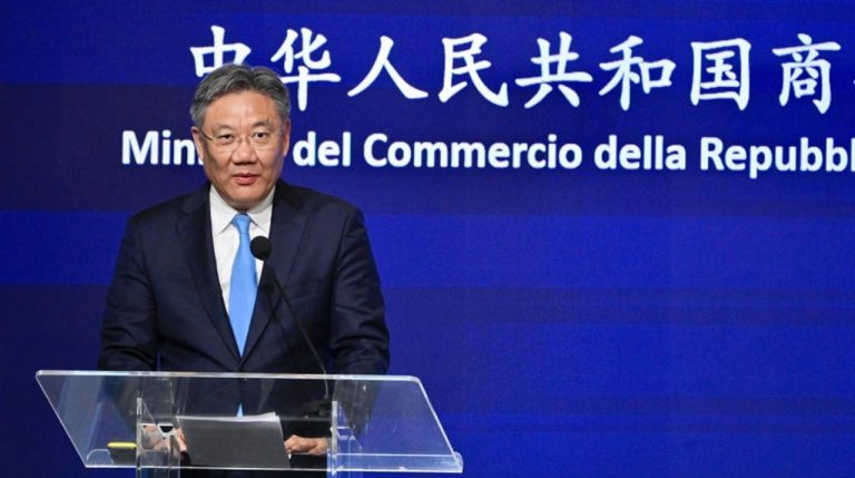 Ministro de Comercio chino viajará a Europa para aliviar tensiones sobre aranceles a vehículos eléctricos