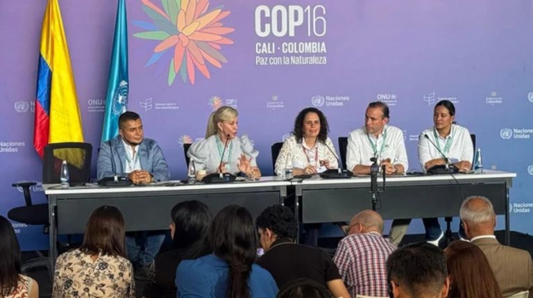 COP16: Colombia suscribe convenio para iniciar la transición hacia taxis eléctricos