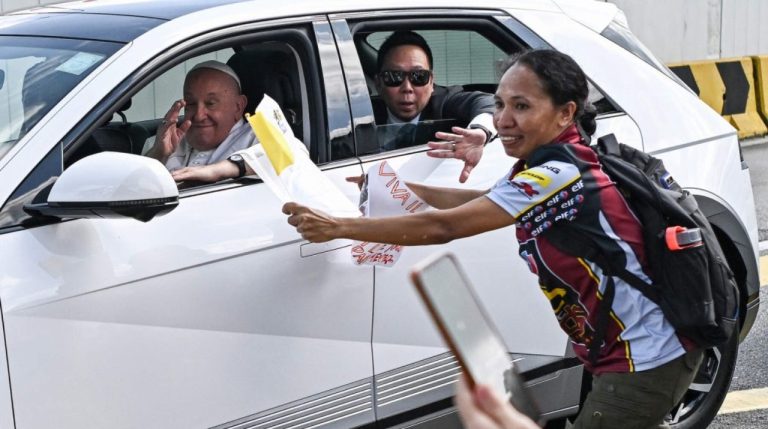 El Papa Francisco realiza gira en vehículos eléctricos