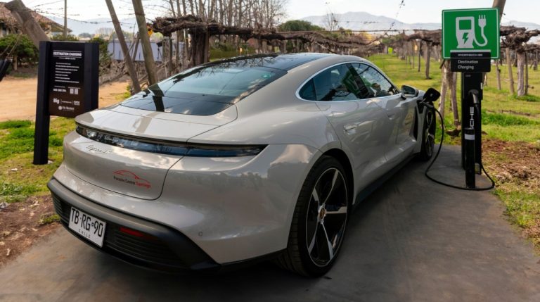 Porsche inaugura corredor verde en colaboración con Copec Voltex
