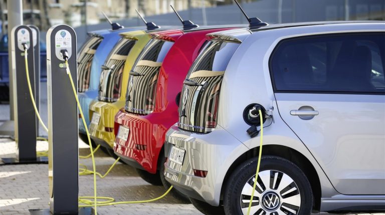 España impulsa plan para expandir la infraestructura de carga y fomentar la movilidad eléctrica