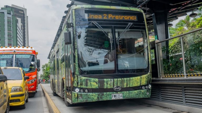 Medellín firma compromiso para mejorar el transporte público