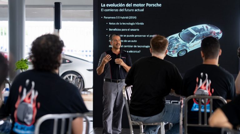 Futuros ingenieros aprenden sobre vehículos eléctricos en Porsche Center Puerto Rico