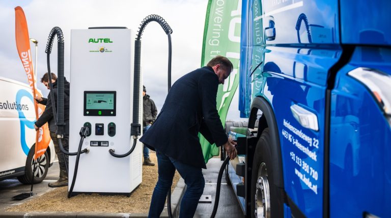 Carga ultrarrápida para vehículos pesados por medio de Autel Energy y Orange Charging