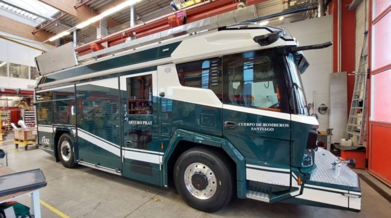 Bomberos de Santiago de Chile estrenan primer camión cisterna eléctrico en Latinoamérica