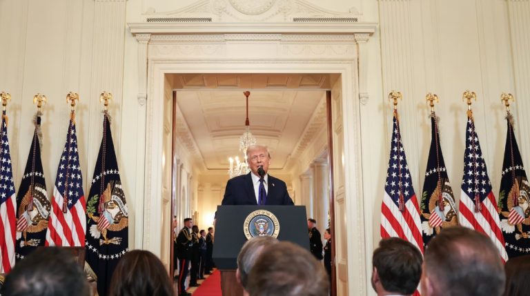 Trump suspende recursos para programa de infraestructura de carga