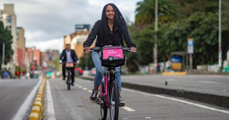 Mujer monta en bicicleta en Bogotá.