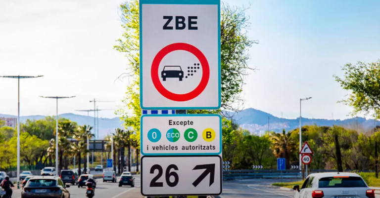 Cartel ubicado en una autopista anunciando las Zonas de Bajas Emisiones en España.