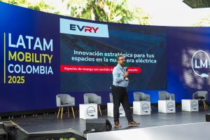 Jorge Suárez hablando frente al público de Latam Mobility Colombia sobre el diseño de electrolineras inteligentes.