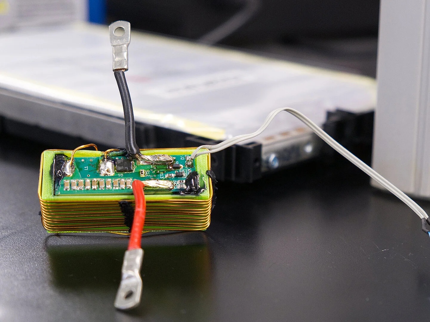 Cientistas Alemães Criam Sistema de Comunicação Interna para Baterias que Elimina a Fiação dos Sensores