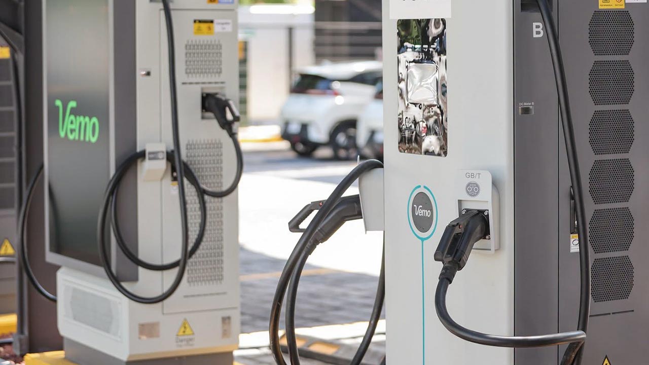 México já tem seus primeiros mega eletropostos de 120 kW: 74 veículos podem recarregar simultaneamente em Nuevo León